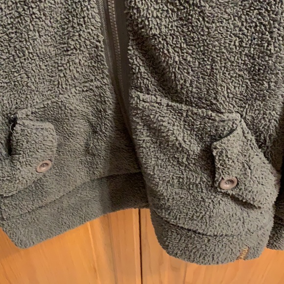 Kavu small full zip Sherpa fleece jacket.   EUC.   Grey.  Button high collar. - Picture 3 of 6